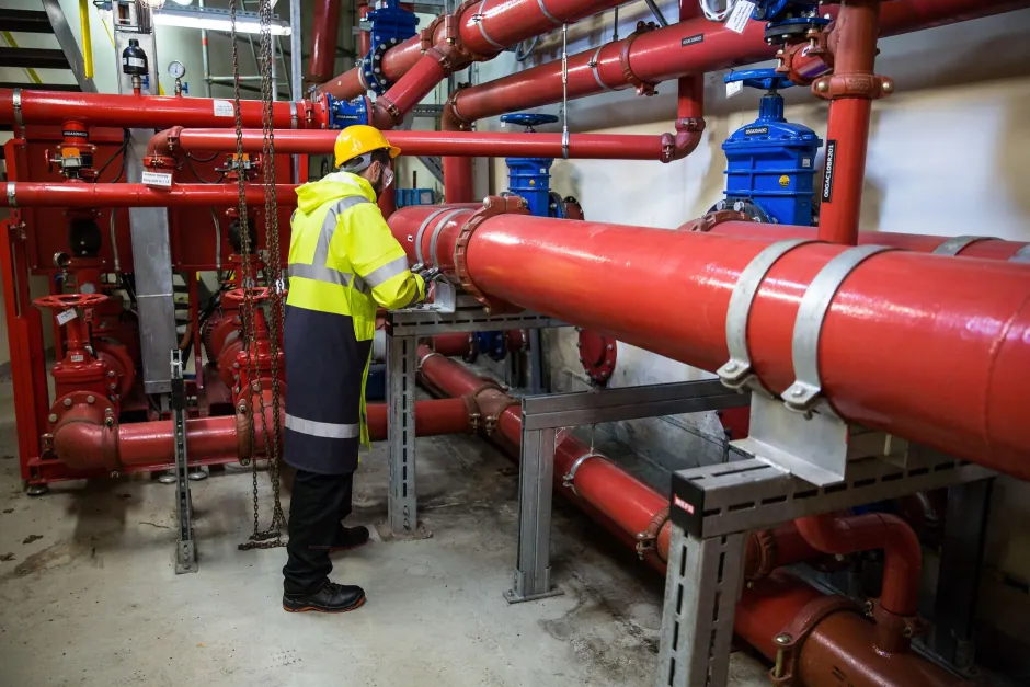 Pressure testing a gas installation at a Como home